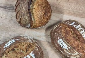 Knusprigi Surteigbrot